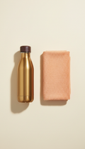 Bouteille or urbain et serviette pêche